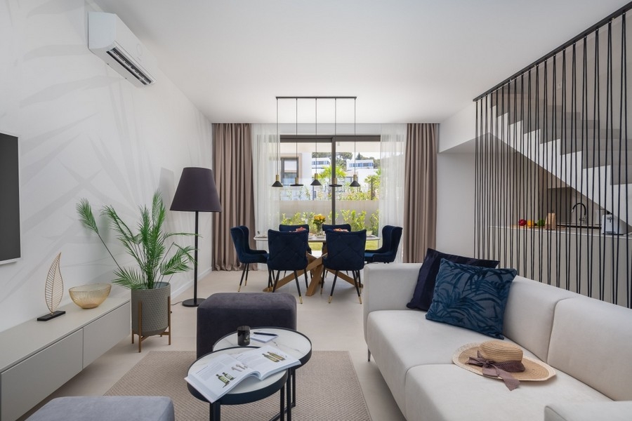 Otwarty salon i jadalnia z nowoczesnymi meblami