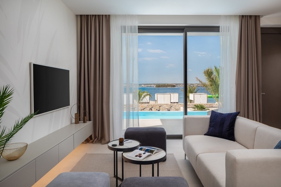 Pokój dzienny z widokiem na basen i morze