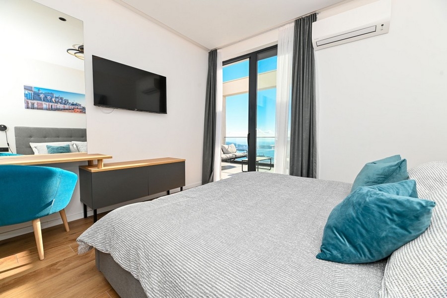 Sypialnia z wyjściem na taras i widokiem na morze