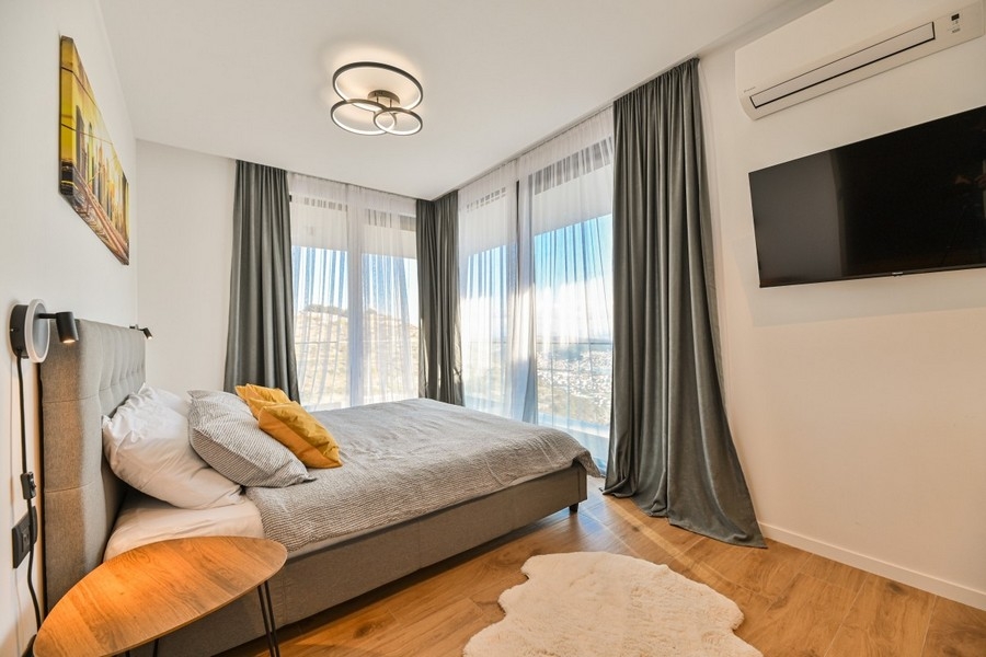 Sypialnia z oknami sięgającymi od podłogi do sufitu i widokiem