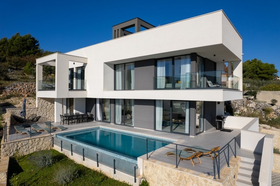 Luksusowa willa z basenem w pobliżu Trogiru w Dalmacji.