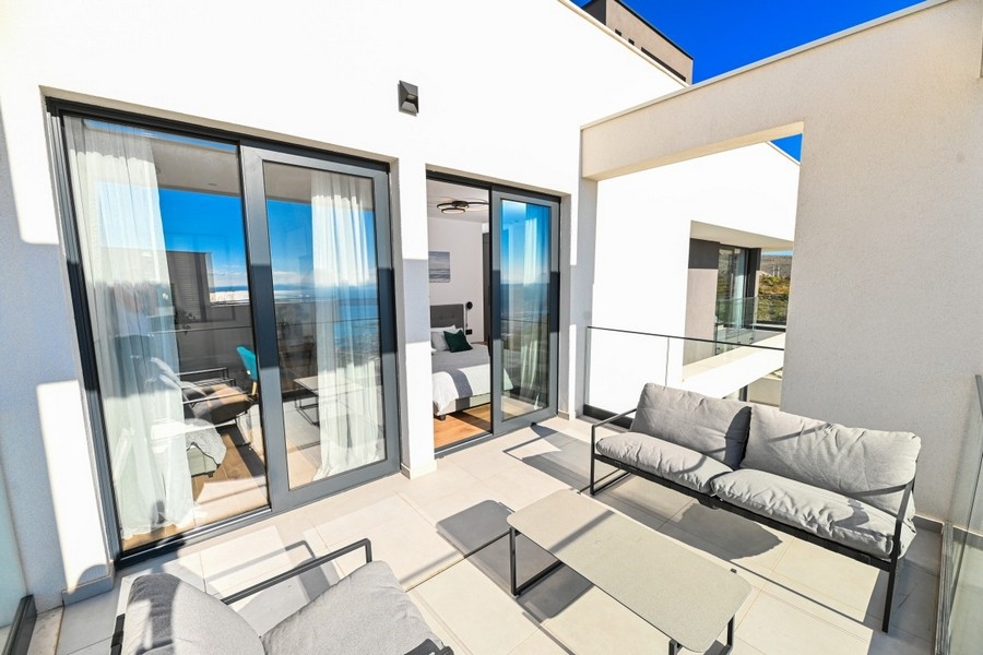 Przestronny taras z częścią wypoczynkową i przeszklonym frontem