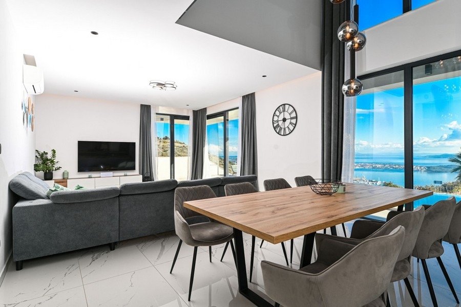 Otwarta część dzienna ze stołem jadalnym i widokiem na morze
