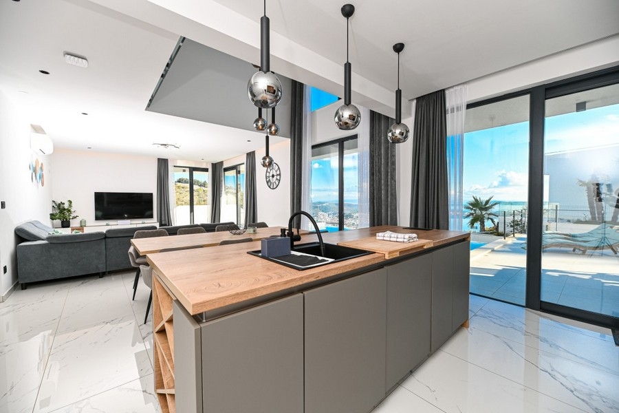 Nowoczesna kuchnia z wyspą kuchenną i wyjściem na taras