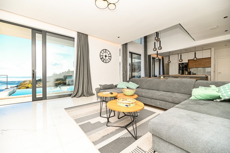 Pokój dzienny z dużymi oknami i widokiem na basen