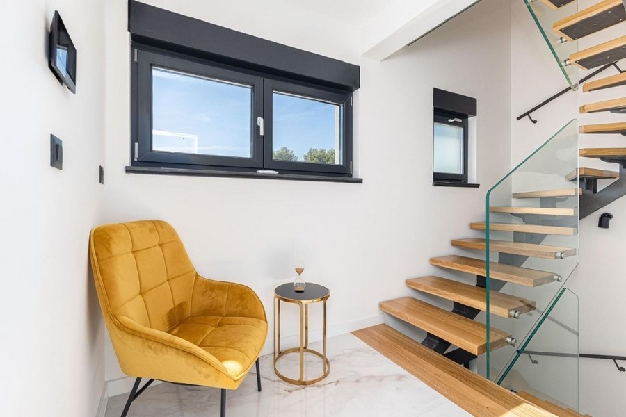 Schody ze szklanymi balustradami i nowoczesnym designem