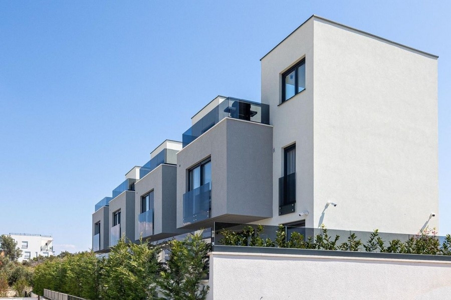 Nowoczesny nowy dom o przejrzystej architekturze w Chorwacji