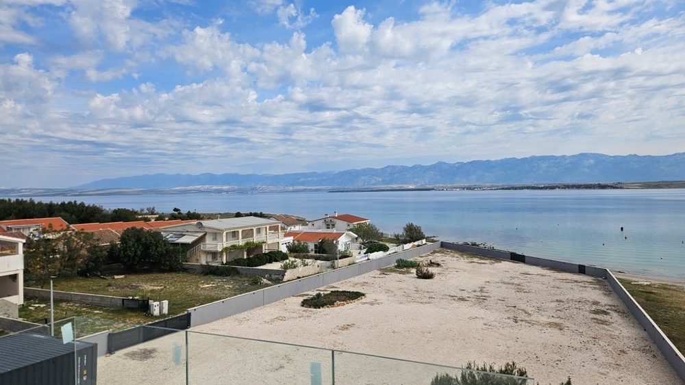 Szerokie panoramiczne widoki na morze, wyspę Pag i góry Velebit.