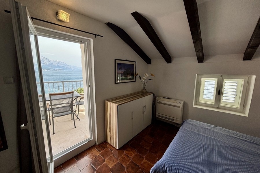 Sypialnia z balkonem i widokiem na morze na Riwierze Omis