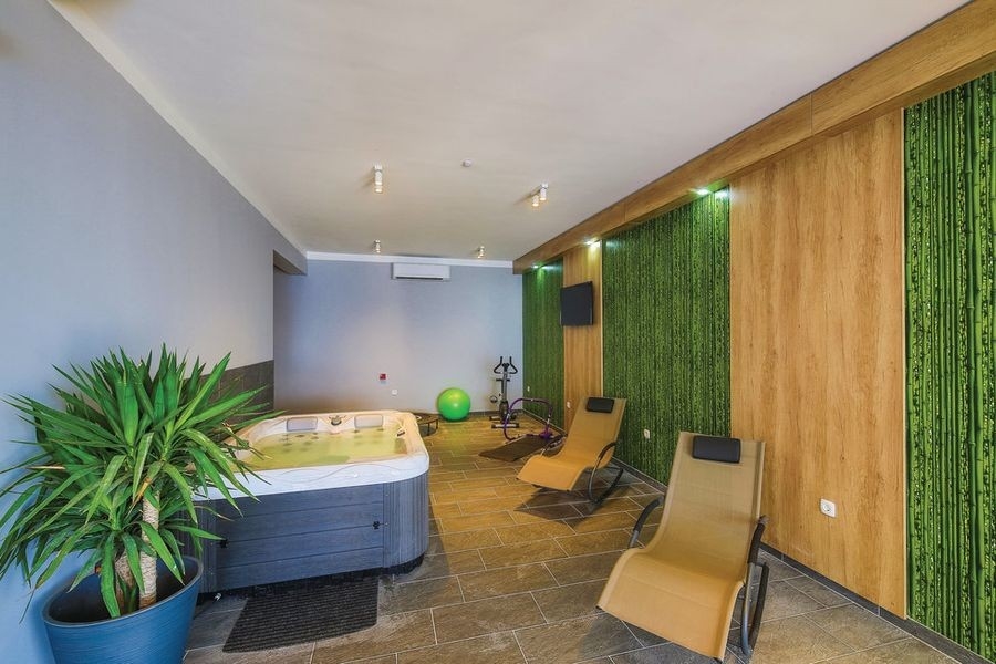 Jacuzzi i pokój wellness w nowoczesnej willi