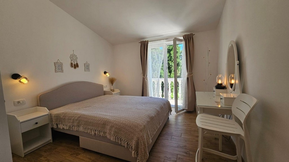 Sypialnia z wyjściem na balkon