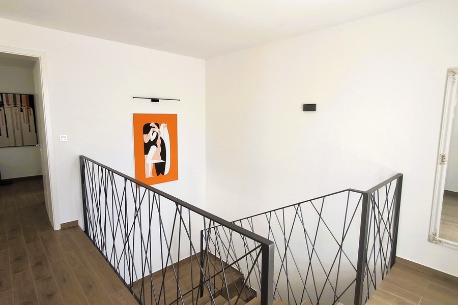 Otwarta galeria na piętrze nowoczesnej willi