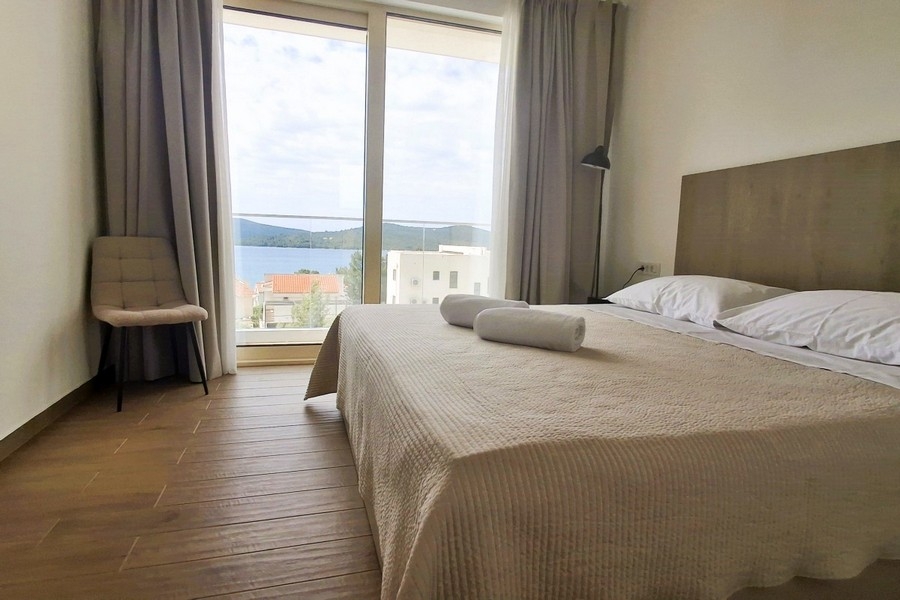 Sypialnia z dużym oknem i widokiem na morze