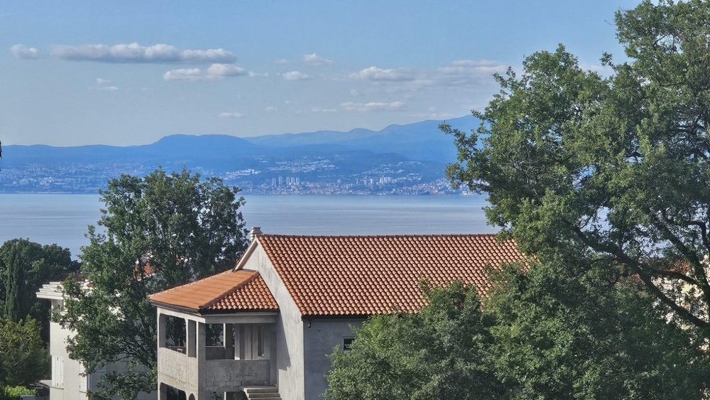 Widok na morze z posesji na wyspie Krk