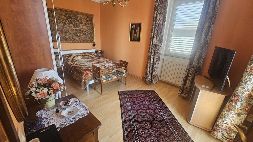 Sypialnia z oknem i widokiem na morze