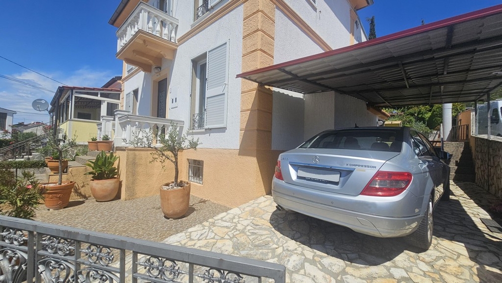 Miejsce parkingowe obok domu w Chorwacji