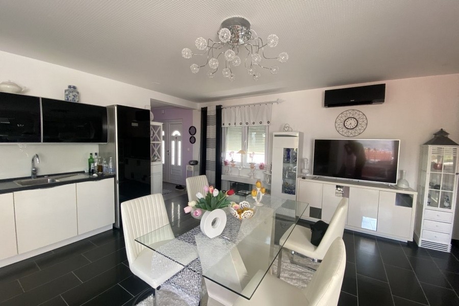 Otwarty salon i jadalnia z kuchnią