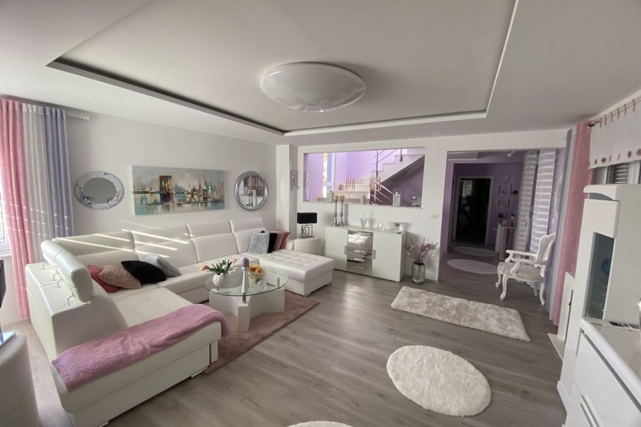 Jasny salon z nowoczesnymi meblami