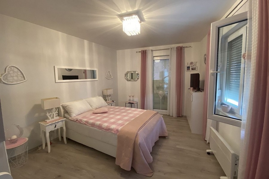Sypialnia z wyjściem na balkon