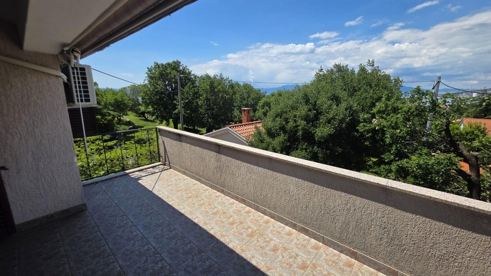 Balkon z widokiem i markizą