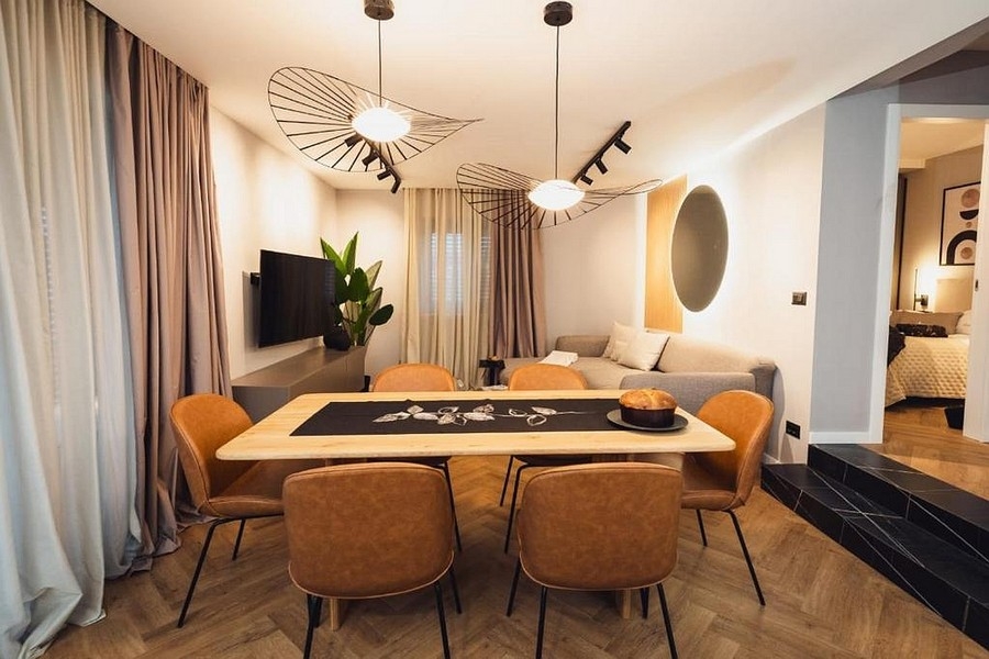 Salon i jadalnia z designerskimi światłami