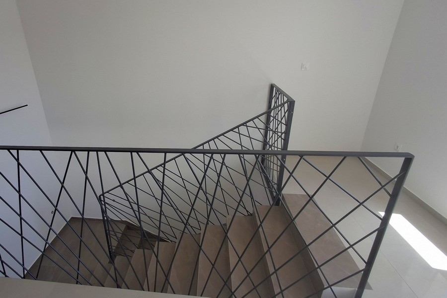 Schody z metalowymi balustradami