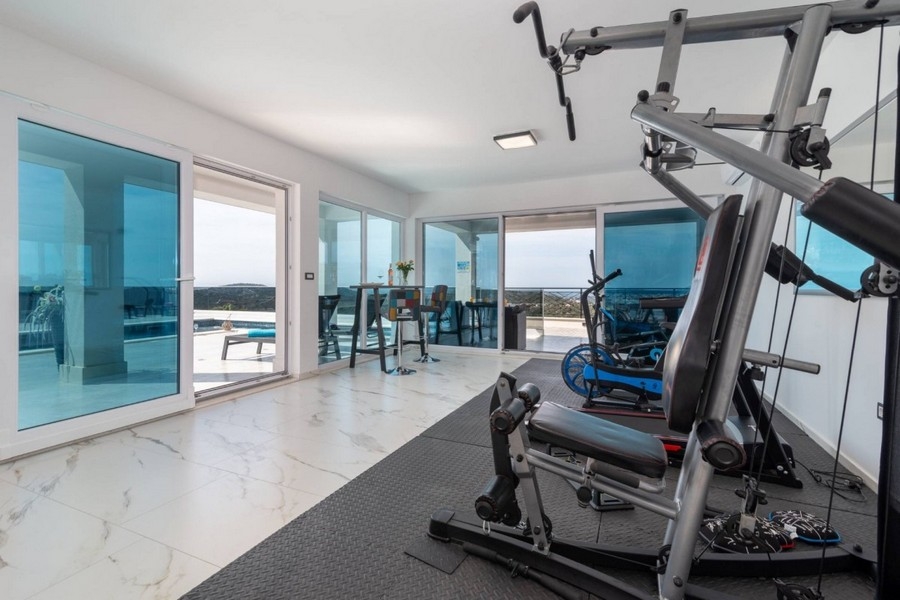 Sala fitness z panoramicznym widokiem