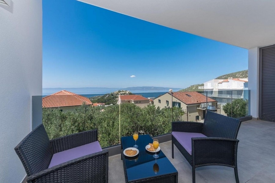 Balkon z widokiem na morze i miejscem do siedzenia