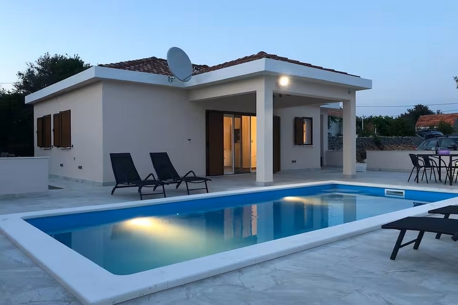 Bungalow z basenem i tarasem wieczorem w Chorwacji