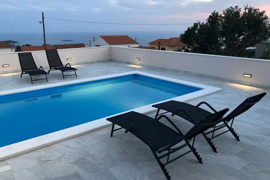 Basen i taras z widokiem na morze i Adriatyk
