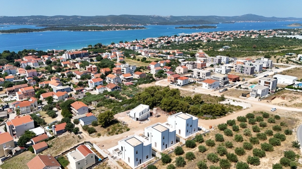 Z dachu panoramiczny widok na morze i wyspy