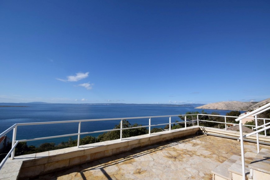 Wspaniały piękny widok na morze - wyspa Krk, Chorwacja.