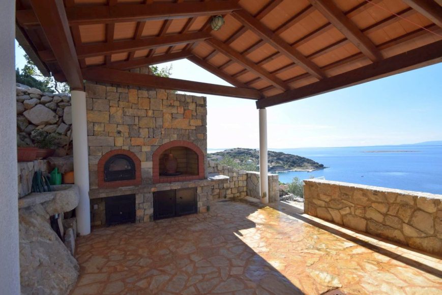 Duży taras z widokiem na morze i kamiennymi piecami.