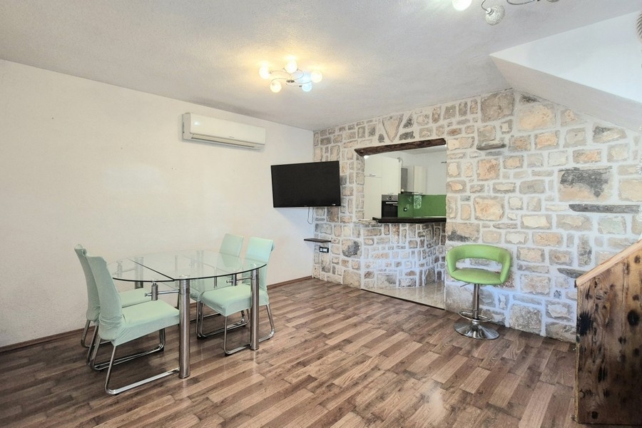 Salon i jadalnia z kamienną ścianą