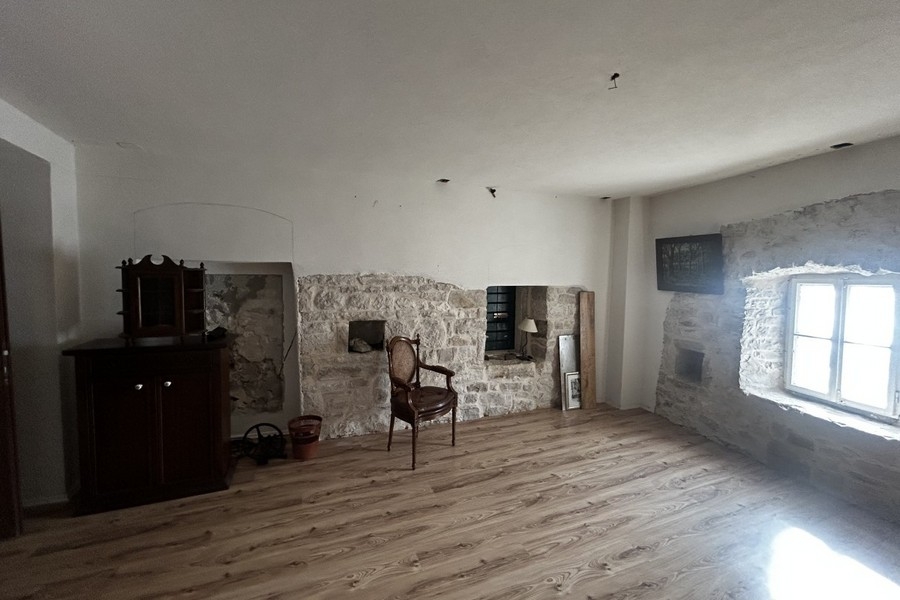 Pokój dzienny z kamienną ścianą w Chorwacji