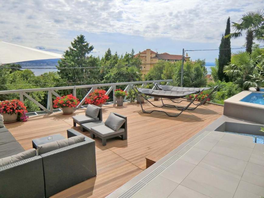 Również luksusowe wnętrze z wysokiej jakości wyposażeniem.