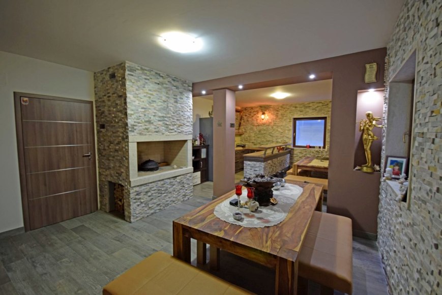 Panoramiczny widok na morze z tarasu na dachu z dużym basenem.