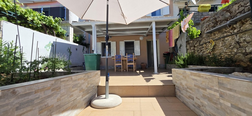 Zadaszone patio z częścią wypoczynkową na świeżym powietrzu