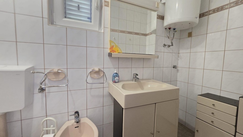 Łazienka z toaletką i toaletą