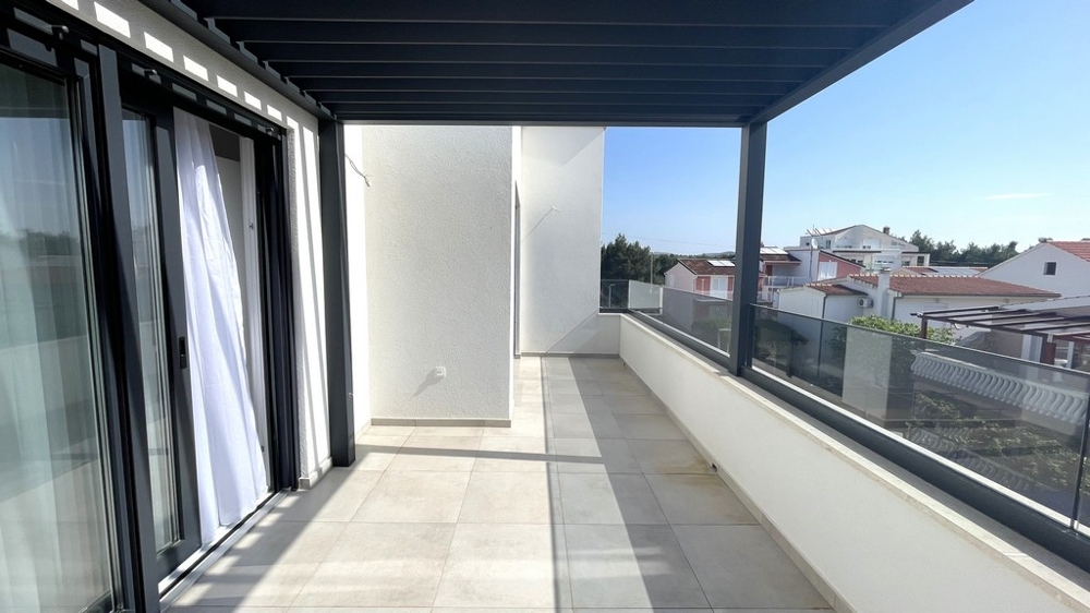 Zadaszony taras ze szklanymi balustradami