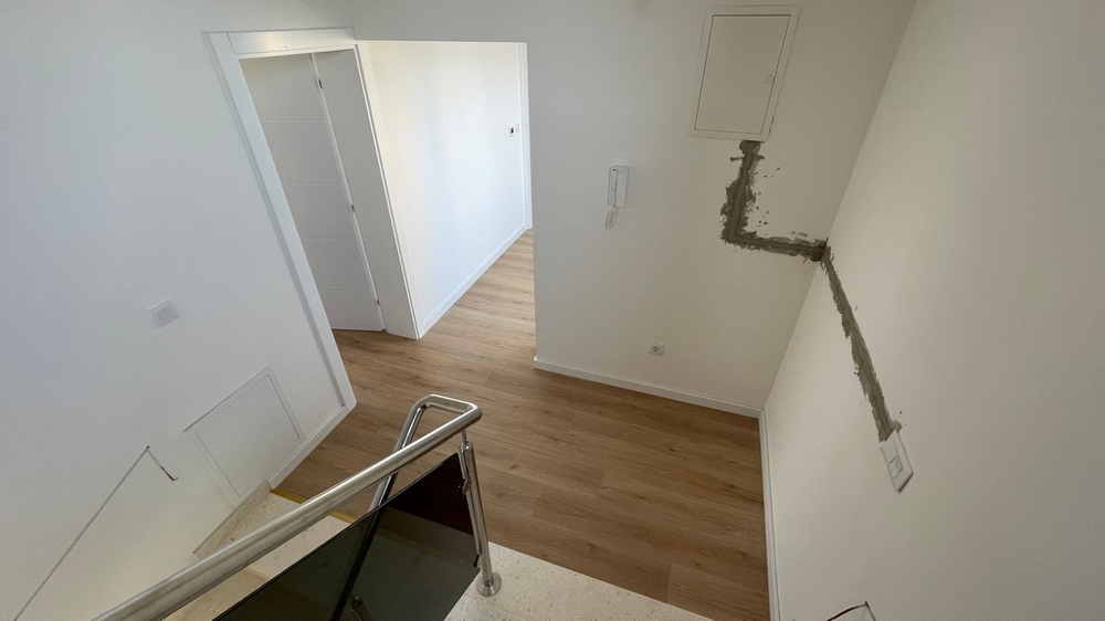 Schody wewnętrzne ze szklanymi balustradami