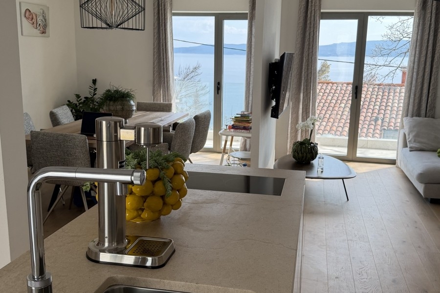 Jasny salon z widokiem na morze