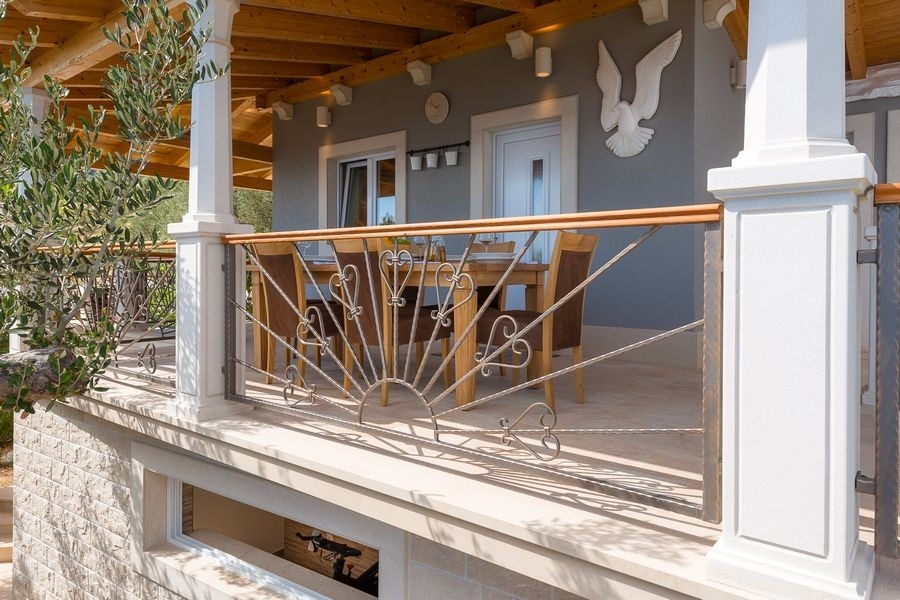 Zadaszony taras z balustradami w domu