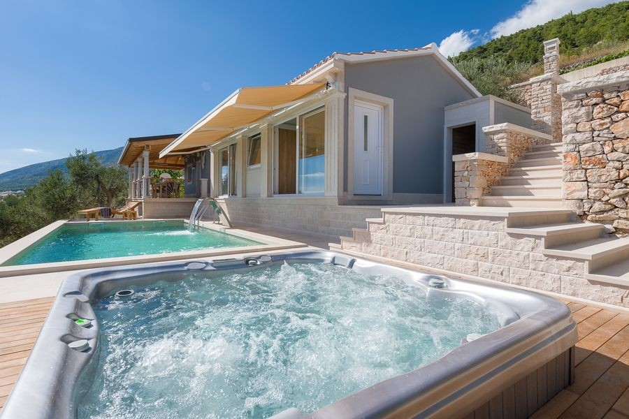 Jacuzzi na tarasie z widokiem na morze