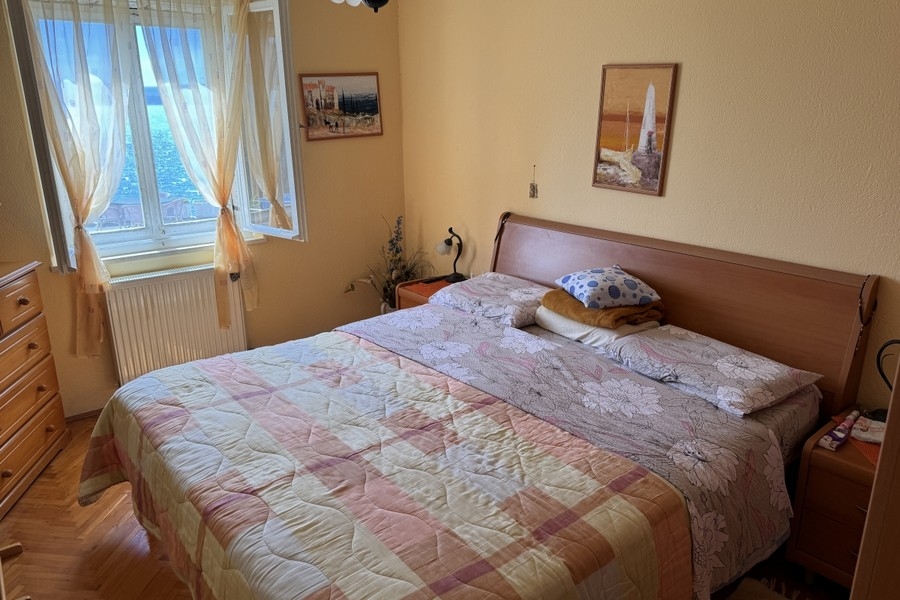 Sypialnia z oknem i widokiem na morze w Chorwacji