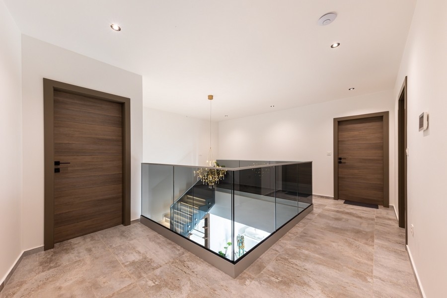 Galeria na piętrze ze szklanymi balustradami