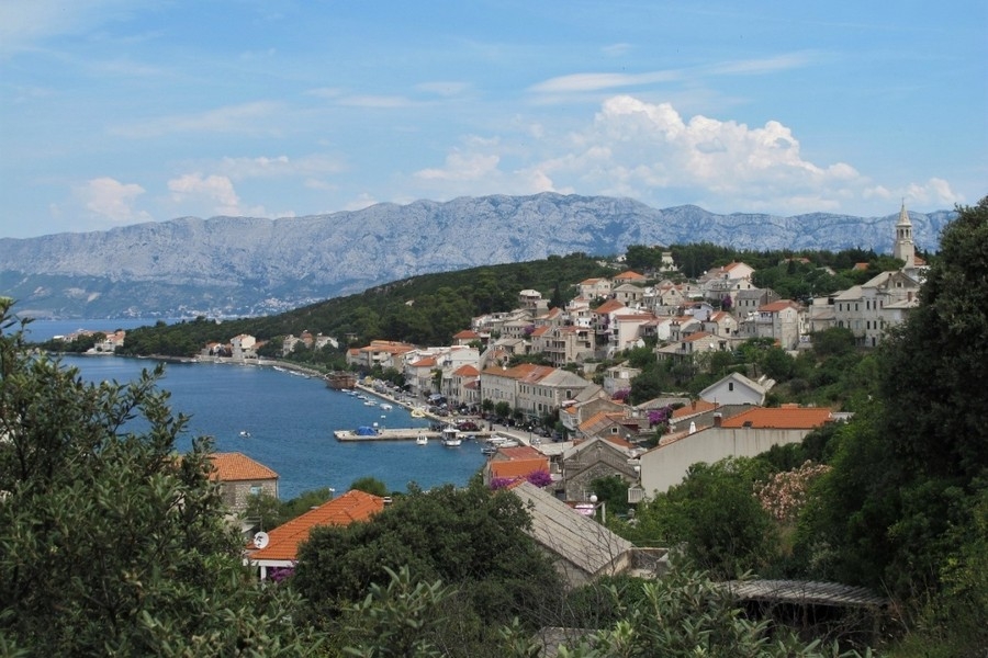 Nadmorskie miasteczko na wyspie Brac w Chorwacji