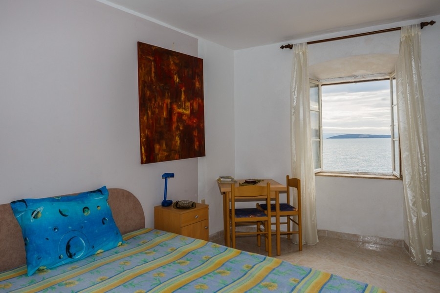 Jasny salon z oknem i widokiem na morze
