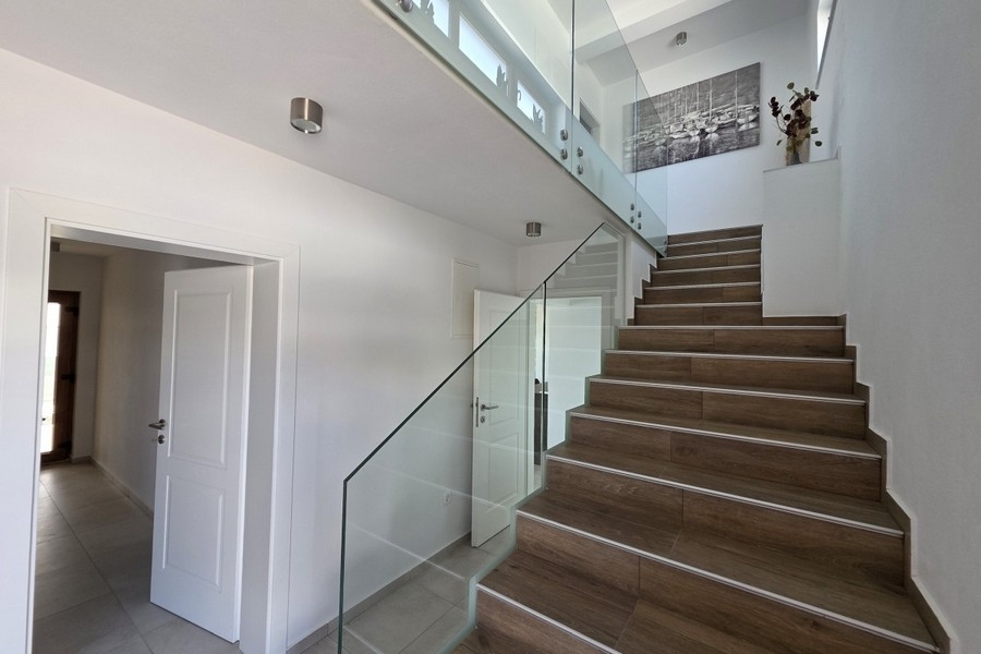 Schody wewnętrzne ze szklanymi balustradami