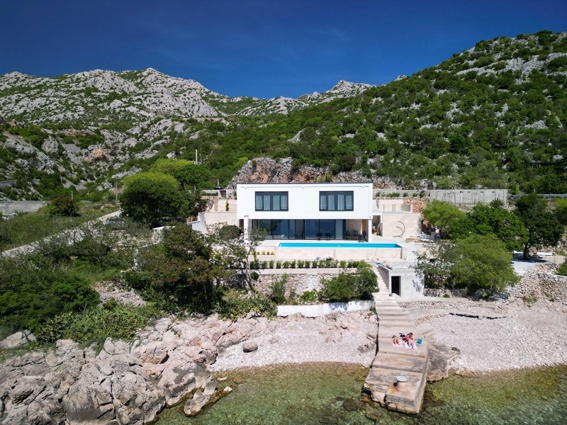 Luksusowa willa z basenem na tle gór Velebit